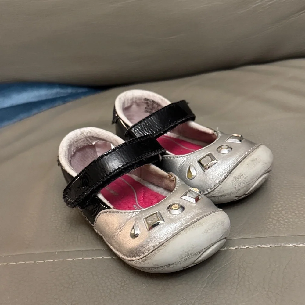 Stride Rite Black and Silver Girl’s Mary Jane shoes size 5